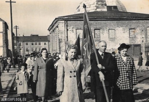 A march commemorating Jews murdered in the Holocaust. In the background the Great Synagogue building (photo from the private collection of Hedva Segal)